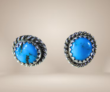 Navajo zilver turquoise oorbellen knopjes beige achtergrond 3