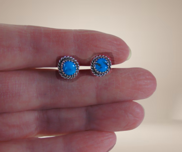 Navajo zilver turquoise oorbellen knopjes beige achtergrond 4