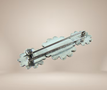 Navajo zilveren 3 knopen groene turquoise broche beige achtergrond