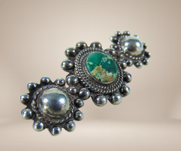 Navajo zilveren 3 knopen groene turquoise broche beige achtergrond 1