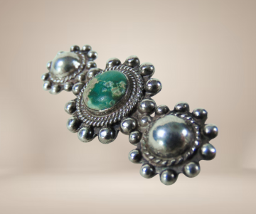 Navajo zilveren 3 knopen groene turquoise broche beige achtergrond 2