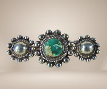 Navajo zilveren 3 knopen groene turquoise broche beige achtergrond 4