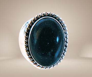 Navajo zilveren grote ring stamped ovale blauwe goudsteen beige achtergrond