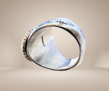 Navajo zilveren grote ring stamped ovale blauwe goudsteen beige achtergrond 1