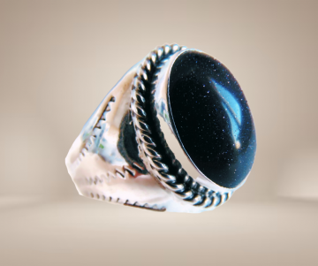 Navajo zilveren grote ring stamped ovale blauwe goudsteen beige achtergrond 3