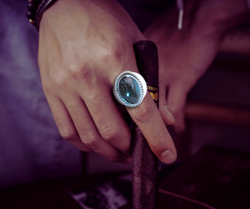 Navajo zilveren grote ring stamped ovale blauwe goudsteen beige achtergrond op hand