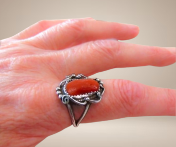 Navajo zilveren ring koraal beig achtergrond