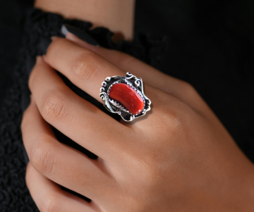 Navajo zilveren ring koraal op hand