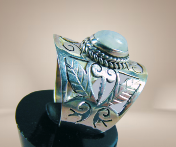 Nieuwe brede opengewerkte ring zilver 1 maansteen beige achtergrond