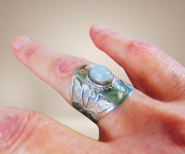 Nieuwe brede opengewerkte ring zilver 1 maansteen beige achtergrond 1