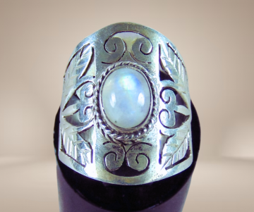 Nieuwe brede opengewerkte ring zilver 1 maansteen beige achtergrond 3