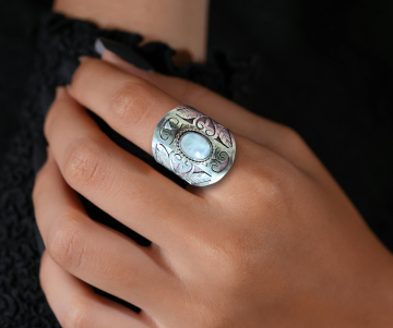 Nieuwe brede opengewerkte ring zilver 1 maansteen op hand