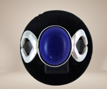 Nieuwe handgemaakt zilveren ring lapis lazuli open zijkant beige achtergrond