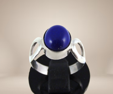 Nieuwe handgemaakt zilveren ring lapis lazuli open zijkant beige achtergrond 1