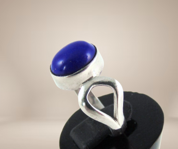 Nieuwe handgemaakt zilveren ring lapis lazuli open zijkant beige achtergrond 2