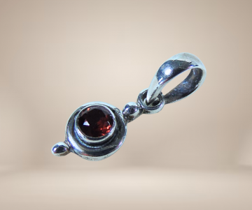 Nieuwe kleine zilver hangers topaas granaat beige achtergrond