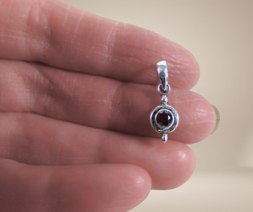 Nieuwe kleine zilver hangers topaas granaat beige achtergrond 1