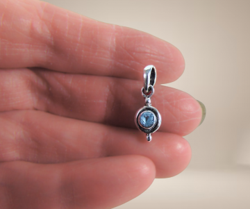 Nieuwe kleine zilver hangers topaas granaat beige achtergrond 2