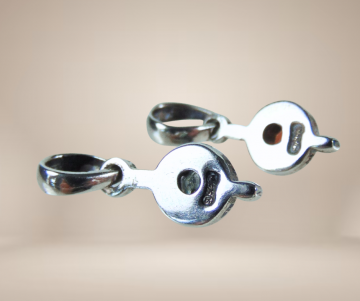 Nieuwe kleine zilver hangers topaas granaat beige achtergrond 4