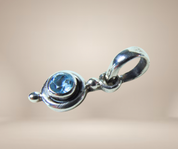 Nieuwe kleine zilver hangers topaas granaat beige achtergrond 5