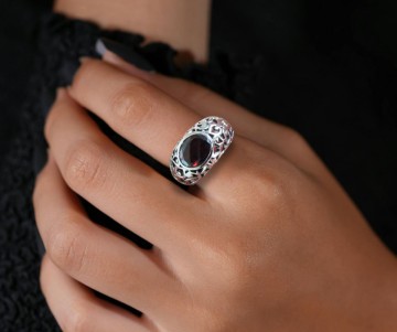 Nieuwe opengewerkte ring granaat op hand