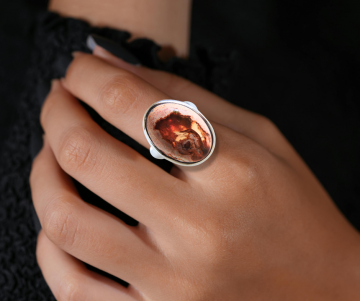 Nieuwe ovale zilver vuuropaal ring op hand
