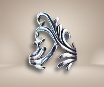 Nieuwe tribal lange zilveren krul ring beige achtergrond  0