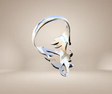 Nieuwe tribal lange zilveren krul ring beige achtergrond