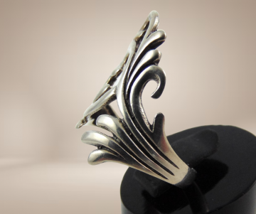 Nieuwe tribal lange zilveren krul ring beige achtergrond 3