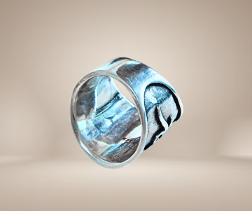 Nieuwe zilver ring breed tribal biker vlammen beige achtergrond