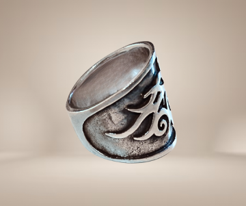 Nieuwe zilver ring breed tribal biker vlammen beige achtergrond 1