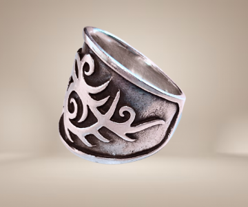 Nieuwe zilver ring breed tribal biker vlammen beige achtergrond 2