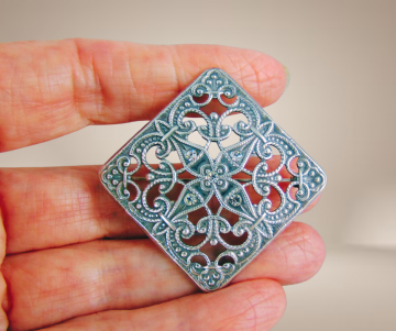 Nieuwe zilver timeless classics vierkante opengewerkte broche art deco met kristal beige achtergrond