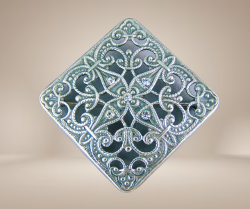 Nieuwe zilver timeless classics vierkante opengewerkte broche art deco met kristal beige achtergrond 1