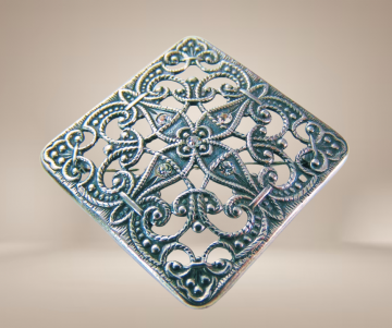 Nieuwe zilver timeless classics vierkante opengewerkte broche art deco met kristal beige achtergrond 2