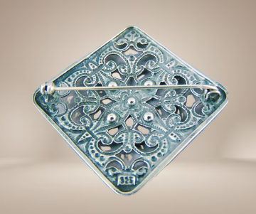 Nieuwe zilver timeless classics vierkante opengewerkte broche art deco met kristal beige achtergrond 3