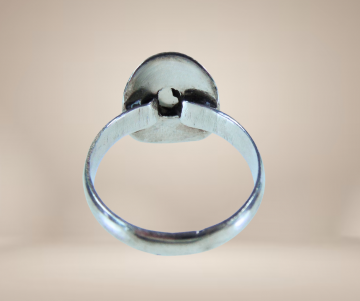 Nieuwe zilveren ring ovaal maansteen beige achtergrond 1