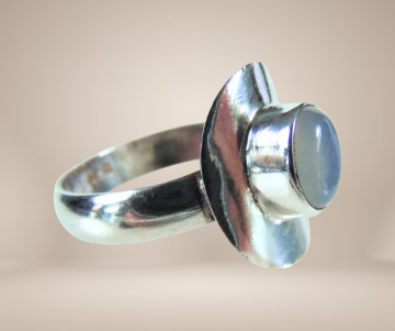 Nieuwe zilveren ring ovaal maansteen beige achtergrond 2