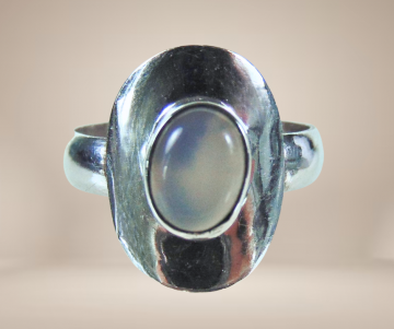 Nieuwe zilveren ring ovaal maansteen beige achtergrond 3