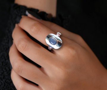 Nieuwe zilveren ring ovaal maansteen op hand