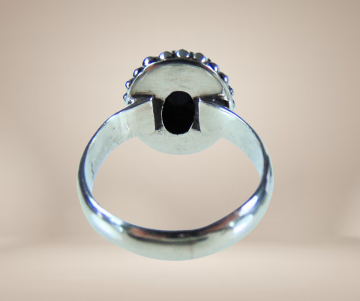 Nieuwe zilveren ring ovale lapis lazuli beige achtergrond