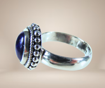 Nieuwe zilveren ring ovale lapis lazuli beige achtergrond 1