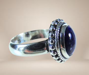 Nieuwe zilveren ring ovale lapis lazuli beige achtergrond 2