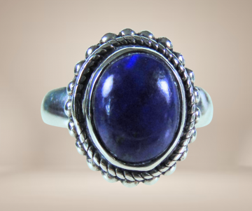 Nieuwe zilveren ring ovale lapis lazuli beige achtergrond 3