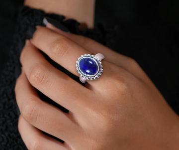 Nieuwe zilveren ring ovale lapis lazuli op hand