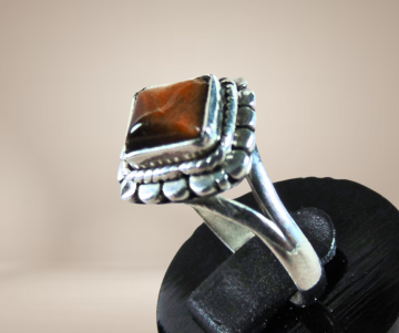 Nieuwe zilveren ring vierkante tijgeroog beige achtergrond 1