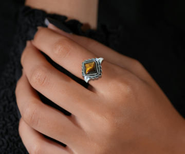 Nieuwe zilveren ring vierkante tijgeroog op hand