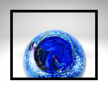 Okra 1990 blauw sprookjes parfum fles roze bloem lijst grijze achtergrond