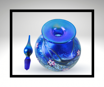 Okra 1990 blauw sprookjes parfum fles roze bloem lijst grijze achtergrond 1