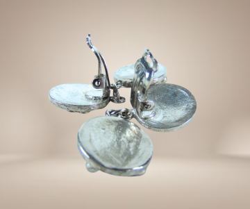 Oosterse lange dubbele filigraan oorbellen faux lapis lazuli clips beige achtergrond